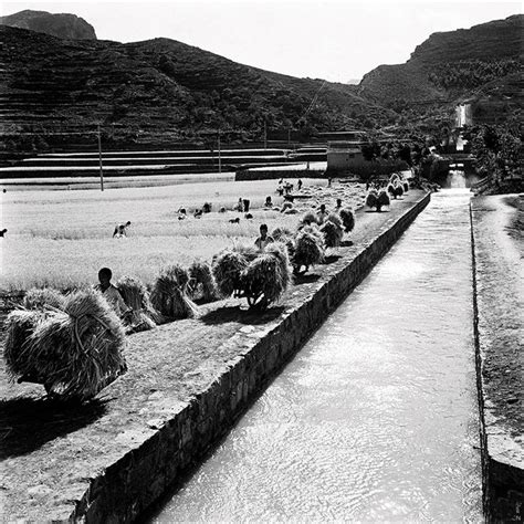 艰苦卓绝筑天河：1960年河南林县人修筑红旗渠的场面|红旗渠|林县|天河_新浪新闻