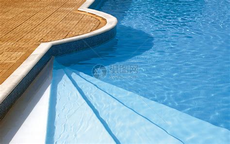 通往游泳池的台阶 阳光下流水高清图片下载-正版图片320585743-摄图网