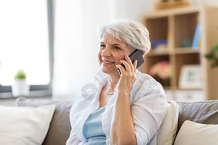 技术,沟通人的亲密的快乐老妇女打电话家里智能手机老妇女家里打电话给智能手机高清图片下载-正版图片300156594-摄图网