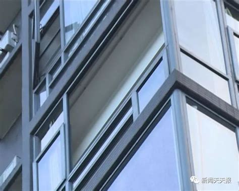 乐山城区一居民家的玻璃窗从8楼掉了下来 居民被吓惨了_大成网_腾讯网