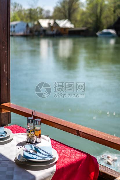 Bojana河岸沿的Wooden河边餐馆高清图片下载-正版图片505266277-摄图网