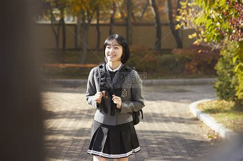 穿着校服上学的韩国初高中生高清图片下载-正版图片502237512-摄图网