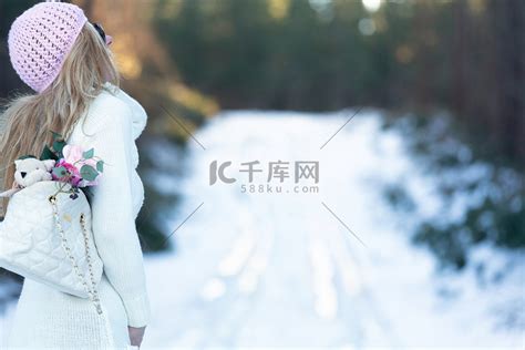 森林里积雪路上的女人高清摄影大图-千库网