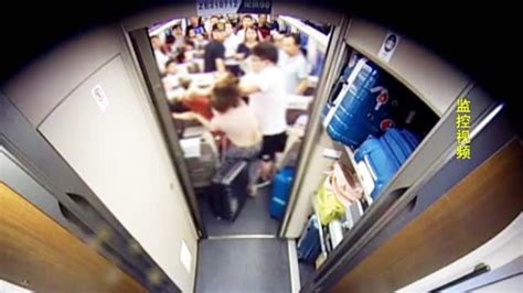 视频：“高铁让座反被打”当事人讲述事发细节 呼吁网友停止谩骂_手机新浪网