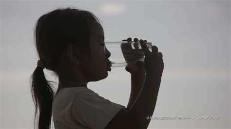 拿水杯喝水的小孩,水杯喝水,宝宝水杯喝水(第12页)_大山谷图库
