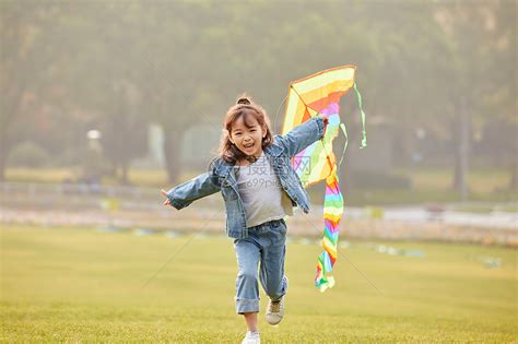 小女孩草坪上放风筝高清图片下载-正版图片501482442-摄图网