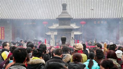 春节印象：那些虔诚烧香拜佛的人们