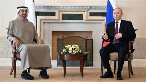 普京给阿联酋总统披上了自己的外套 佩斯科夫：这是一种关注的姿态_军事频道_中华网