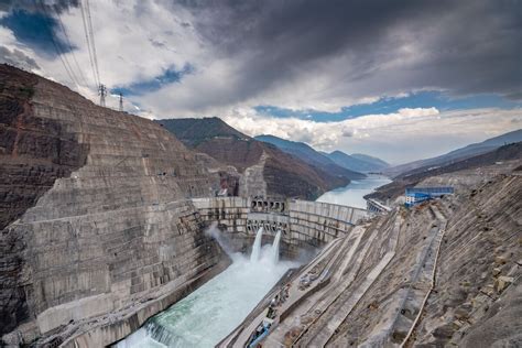 国家清洁能源重大工程、国内首个百万千瓦级EPC水电项目--雅砻江杨房沟水电站并网发电