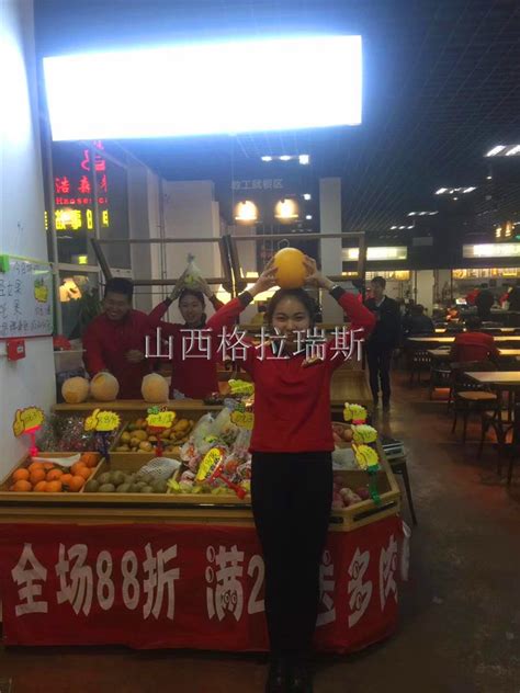 林州：站前街一老人夜色中出摊卖水果面对顾客上门，却硬是不卖_本网原创_资讯_爱林州网