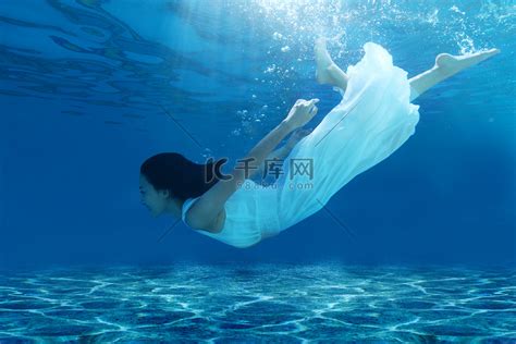 年轻女人在水下游泳高清摄影大图-千库网