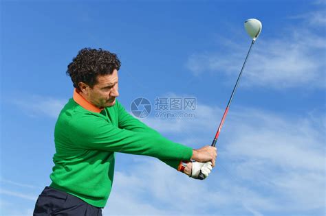 打高尔夫的男性挥杆动作高清图片下载-正版图片501801809-摄图网