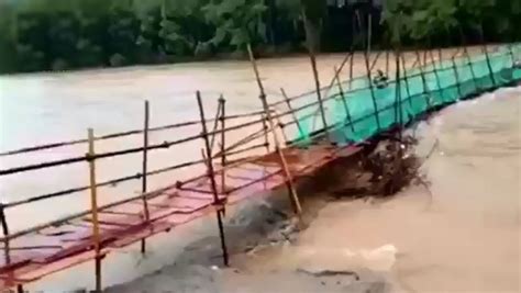 桂林水灾惊险一幕：刚刚跑下桥 简易桥就塌了 - 2017年8月15日, 俄罗斯卫星通讯社