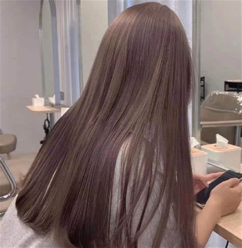 甜美女生头像棕发色黑白