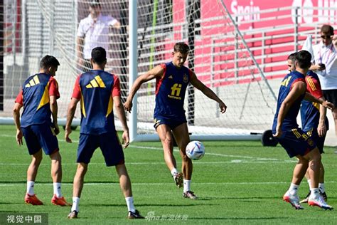 [世界杯]西班牙队训练备战 氛围轻松_新浪图片