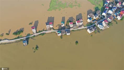 航拍嘉陵江二号洪水过境重庆磁器口 多处房屋浸在水中-图片频道