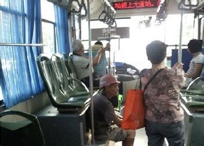 老人在公交车上提起座位上的孩子，是什么造成了老人的倚老卖老？ - 知乎