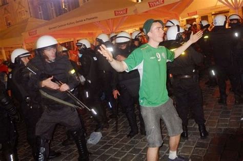 组图：欧洲杯大规模冲突 球迷围殴警察遭逮捕-欧洲杯,无所不用其极,克罗地亚,北京时间,团团围住-体育频道