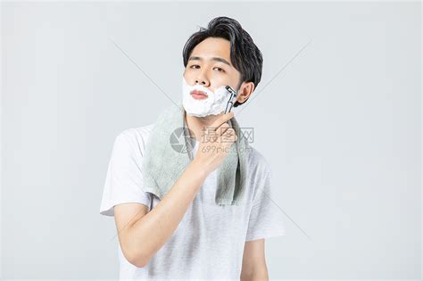 准备在家刮胡子的男人高清图片下载-正版图片505240777-摄图网