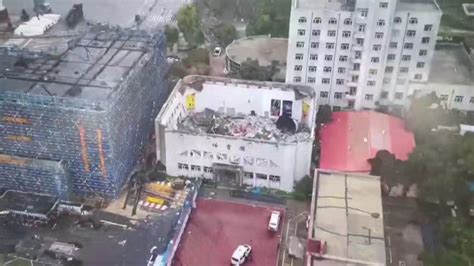齐齐哈尔三十四中体育馆坍塌前画面曝光：工人推水泥到楼顶堆放|齐齐哈尔市|坍塌|水泥_新浪新闻