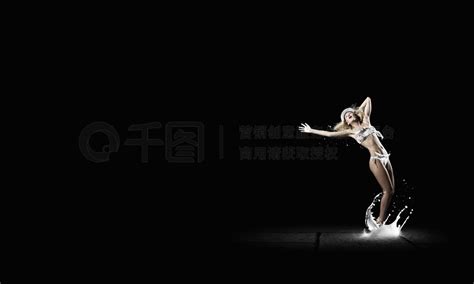 熊黛林比基尼跳舞图片