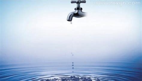气泡蓝色的降低水滴摄影一两水从高处倒入中当它们撞到水或相时被俘获图片素材-正版创意图片307689942-摄图网