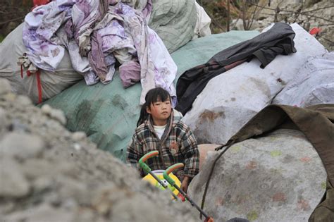 孩子从垃圾中捡别人丢弃玩具度过节日_新闻频道_中国青年网