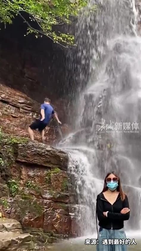 小姐姐在瀑布前拍照留恋，身后老哥落水的全过程也被记录😂-直播吧