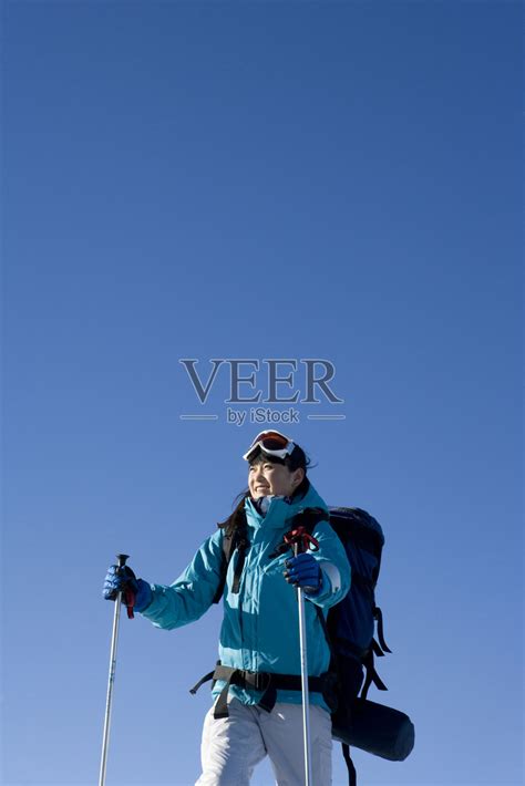 在雪地行走的年轻女子照片摄影图片_ID:417098915-Veer图库