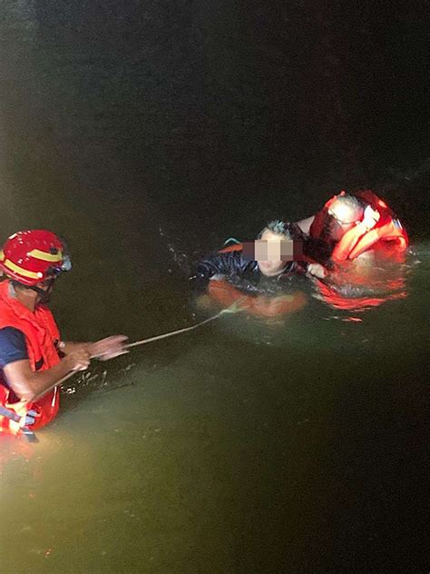山东潍坊一男子深夜落水大呼“救命”，值班民警入水救下