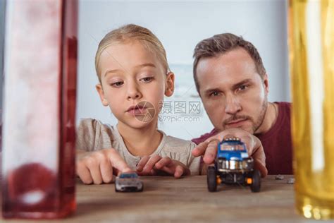 女儿和父亲在家一起玩电高清图片下载-正版图片505123121-摄图网