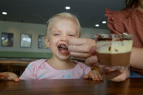 一个小男孩女吃巧克力蛋糕童年快乐概高清图片下载-正版图片506587606-摄图网