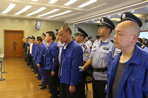 殴打民警后竟花9万元指使未成年人“顶包认罪”，这个“黑老大”栽了！ - 四川长安网