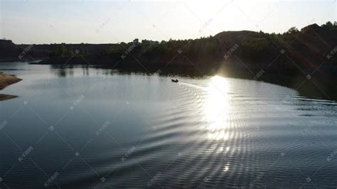 夕阳下的湖水波光粼粼的湖面高清摄影大图-千库网
