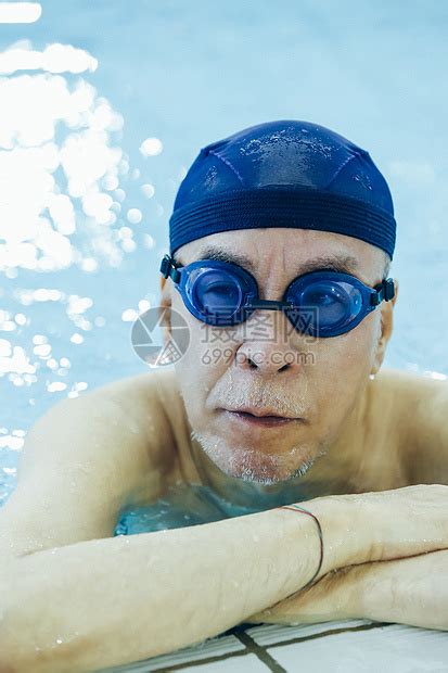 游泳池里的中老年人高清图片下载-正版图片502036658-摄图网