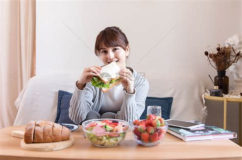 居家女性吃早餐高清图片下载-正版图片501162005-摄图网