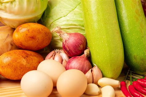 健康食物选择: 欧米茄3的食物来源和不饱和的油脂、果子、蔬菜、种子、保健品与高维生素 e 和膳食纤维, 五谷在灰色背景下高清摄影大图-千库网