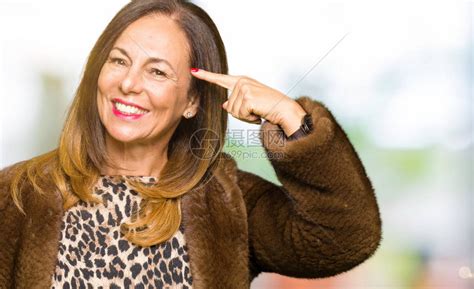 美丽的中年优雅女人穿着貂皮大衣高清图片下载-正版图片505996295-摄图网