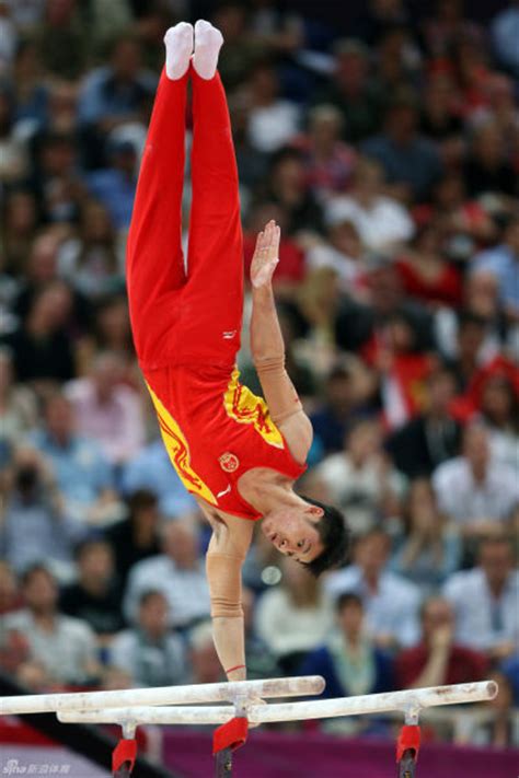图文-中国男团成功卫冕体操冠军 张成龙双杠表演_奥运_新浪体育