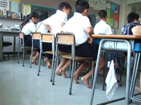 日本“赤足教育”火了：光脚与从不光脚走路，孩子10年后显差距