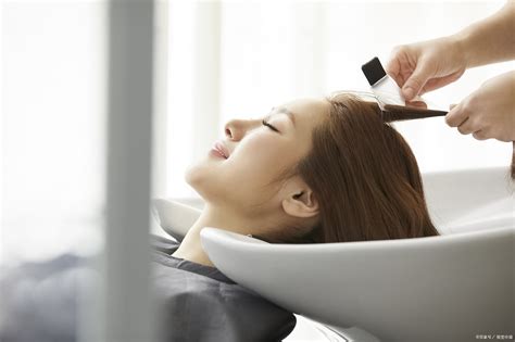洗头时只专注在头发，而且只洗一次，你确定洗得够干净？教你简单正确洗头步骤以达到头皮干净的效果 - 知乎
