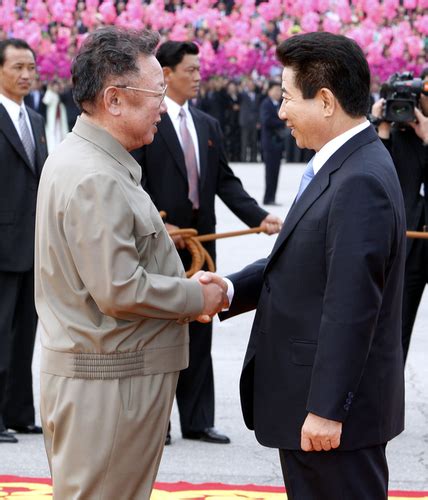 卢武铉抵达朝鲜 金正日亲自迎接(图)-搜狐新闻