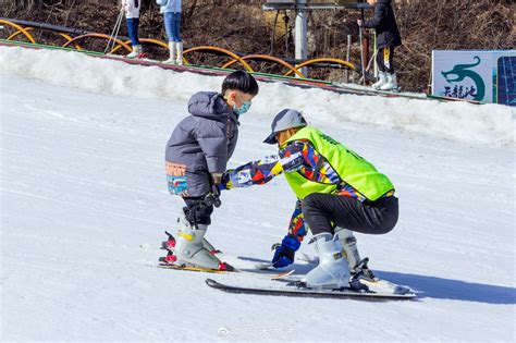 赞！河南鲁山中小学生免费滑雪 寒假乐享冰雪运动