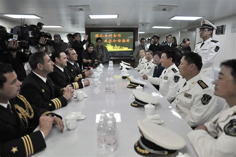 中国海军北海舰队副司令员王福山（右三）与智利海军将领在“石家庄”号导弹驱逐舰上会谈。_新浪图集_新浪网