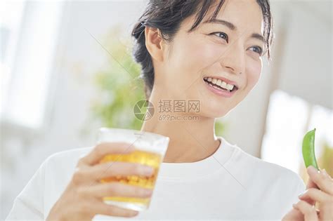 女人开心喝啤酒高清图片下载-正版图片502295231-摄图网