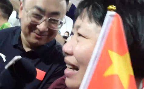 00后杨倩夺双金！爸爸振臂高呼，妈妈落泪承诺：油焖大虾管够_东方体育