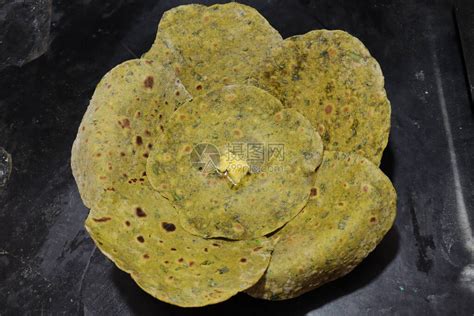 PalakParatha是一种美味健康的印度大饼高清图片下载-正版图片506694913-摄图网