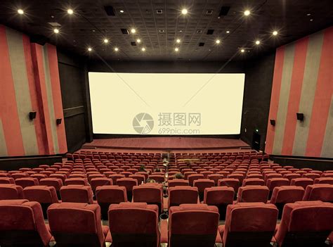 一个电影院第一排有25个座位，以后每排比前一排多2个，最后一排有75 个，电影院一共有多少座位。- 问