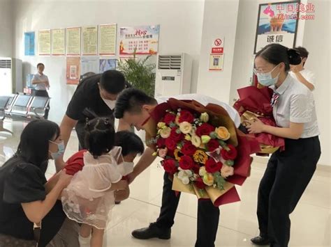徒手接住6楼坠落女童，今天孩子家长给他们送来了鲜花和锦旗-中国健康