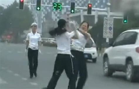唐山两名女协警着制服街头互殴 官方称已开除 - 青岛新闻网
